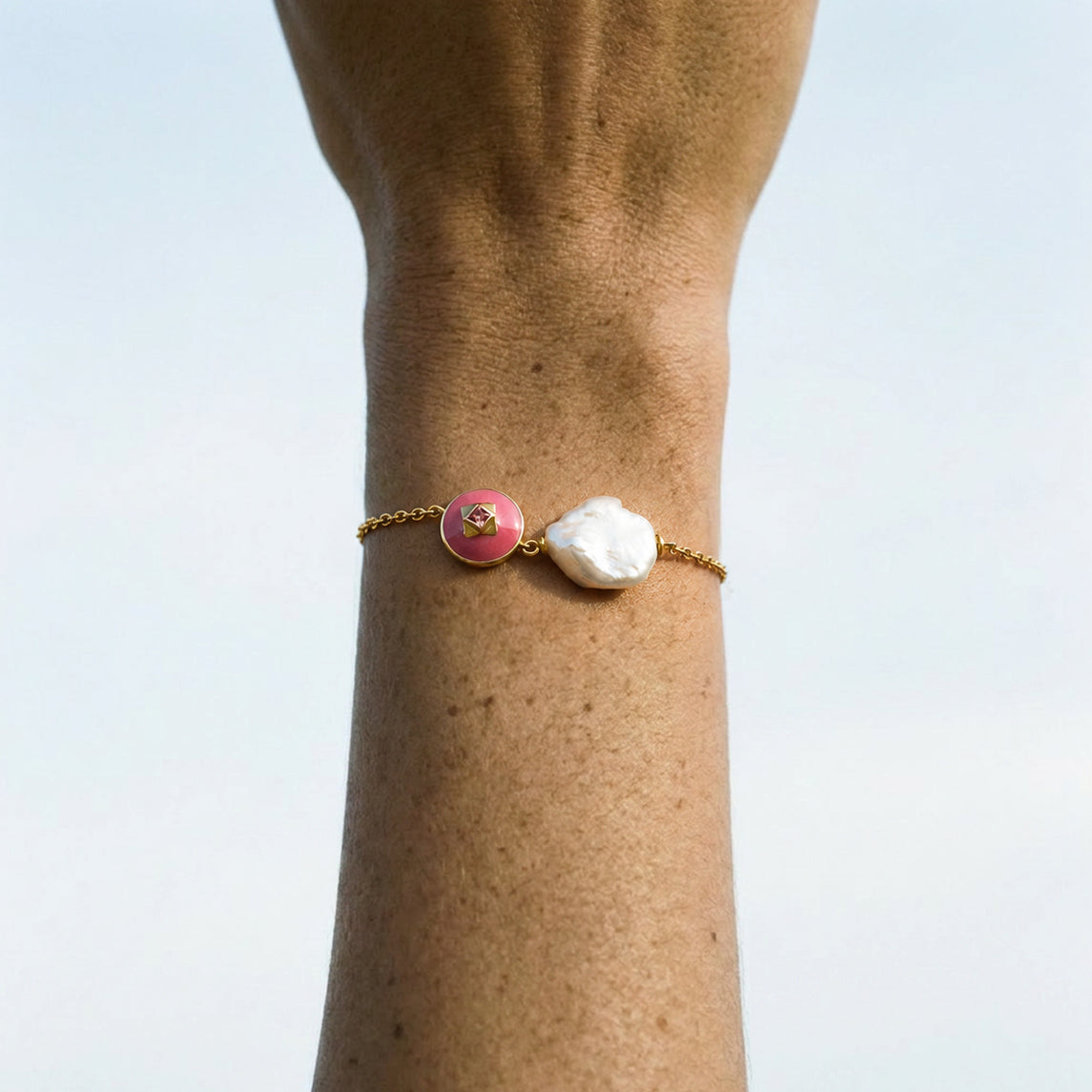 Aphrodite Eyes Bracelet with Pink Jade & White Pearl – 18k Gold finish