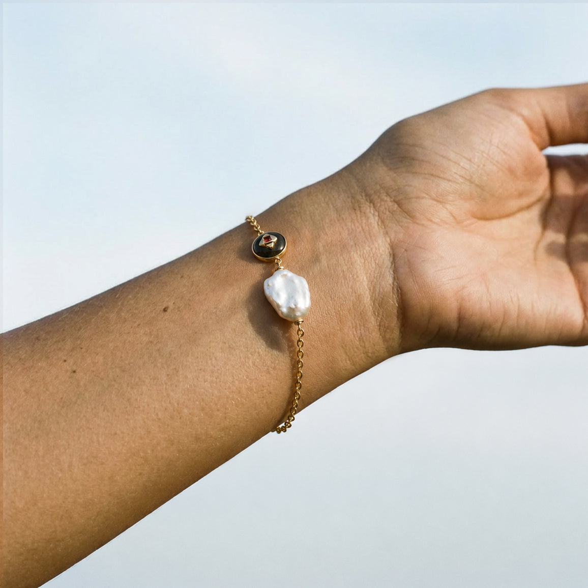 Aphrodite Eyes Bracelet with Labradorite & White Pearl – 18k Gold finish
